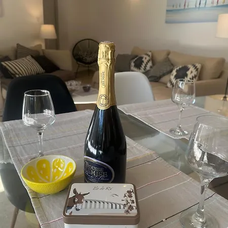 Architect-designed House Close To Beaches And Shops *