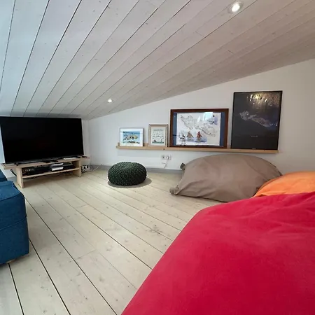 Architect-designed House Close To Beaches And Shops