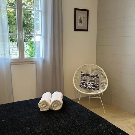 Architect-designed House Close To Beaches And Shops *
