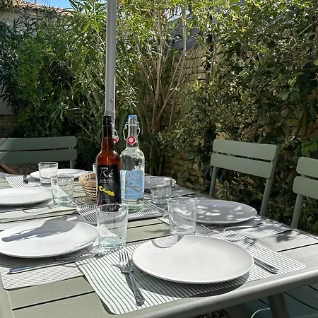 Architect-designed House Close To Beaches And Shops *