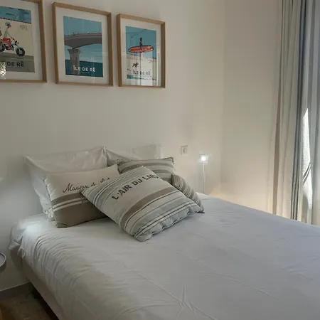 Architect-designed House Close To Beaches And Shops *