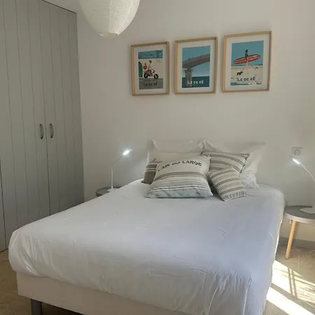 Architect-designed House Close To Beaches And Shops