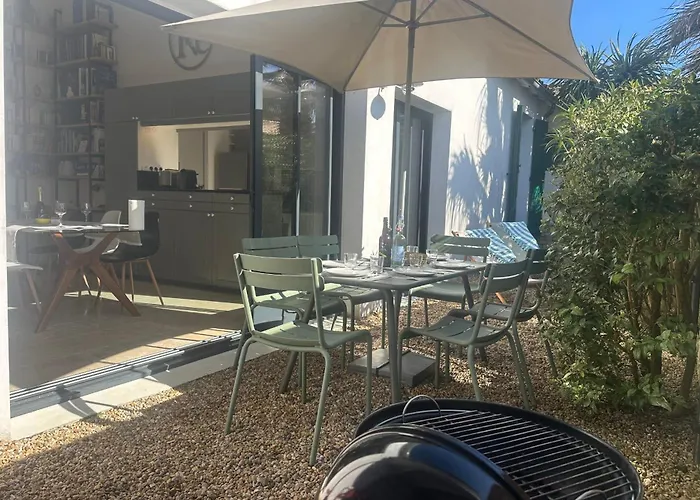 Holiday home Architect-designed House Close To Beaches And Shops *