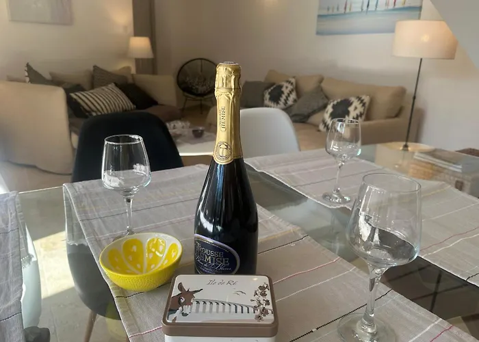 Architect-designed House Close To Beaches And Shops *