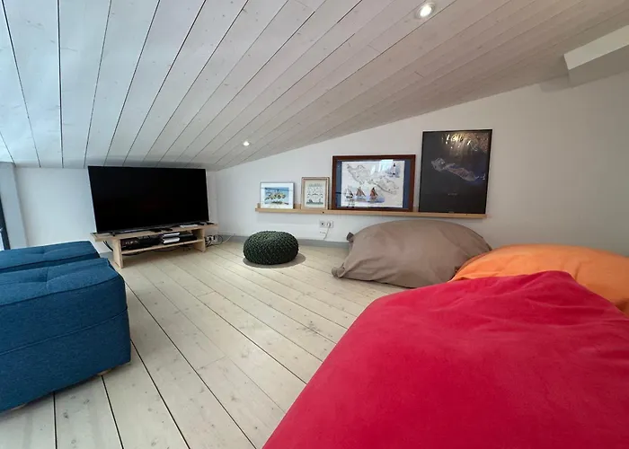 Architect-designed House Close To Beaches And Shops