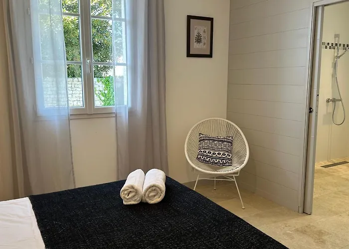 Architect-designed House Close To Beaches And Shops *