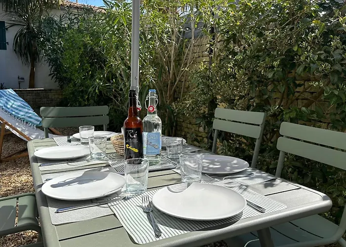 Architect-designed House Close To Beaches And Shops *