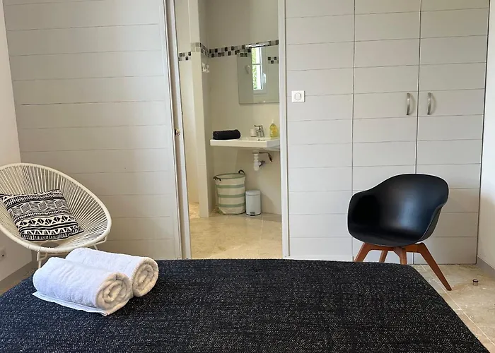 Architect-designed House Close To Beaches And Shops Holiday home *