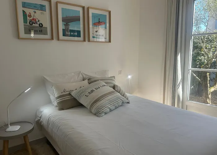 Architect-designed House Close To Beaches And Shops *